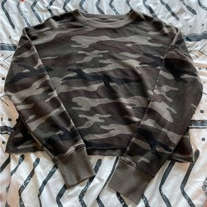 Camo crop sweatshirt